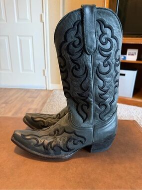 Cavender’s black western boots- snip toe.
Size 9.5